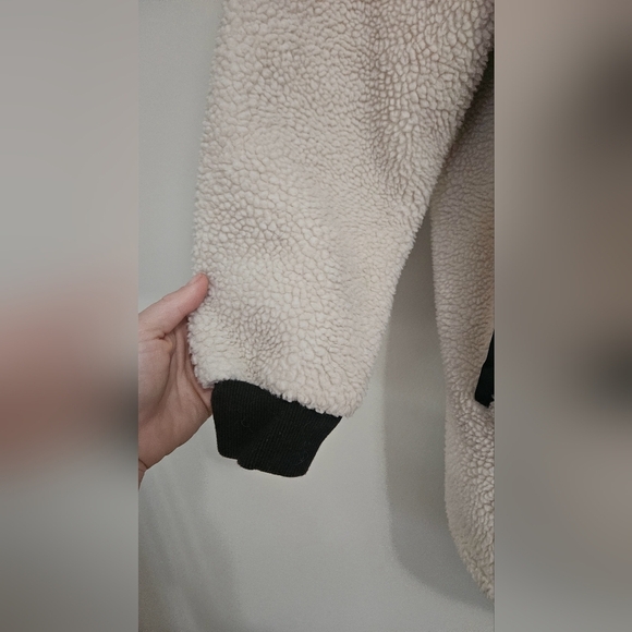 H&M Faux Shearling Jacket- Light beige/black. Size small - Picture 9 of 15